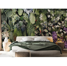 Fotobehang met tropisch jungle-motief in een slaapkamer met een modern bed en houten nachtkastjes.