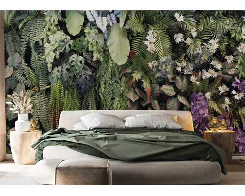 Fotobehang met tropisch jungle-motief in een slaapkamer met een modern bed en houten nachtkastjes.