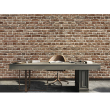 Vliesbehang in baksteenoptiek op de muur van een modern ingerichte werkkamer met bureau.