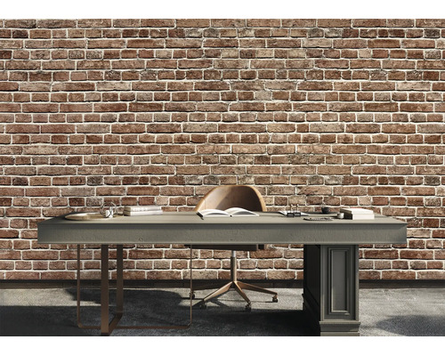 Vliesbehang in baksteenoptiek op de muur van een modern ingerichte werkkamer met bureau.