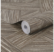Vliesbehang met geometrisch lijnenpatroon in vlechtlook, bruin en beige, gestructureerd oppervlak.
