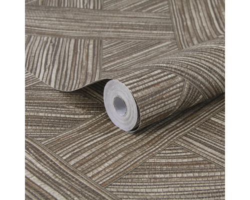 Vliesbehang met geometrisch lijnenpatroon in vlechtlook, bruin en beige, gestructureerd oppervlak.