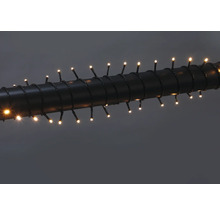 LED-lichtsnoer met warmwitte lampjes, om een donkere buis gewikkeld.