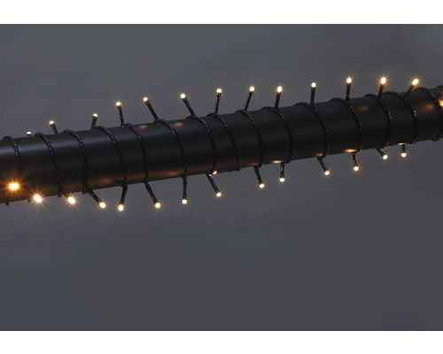 LED-lichtsnoer met warmwitte lampjes, om een donkere buis gewikkeld.