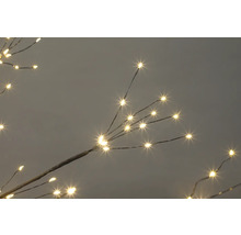 Bruine LED-tak met warmwitte micro-LED's op buigzame draden voor decoratieve verlichting.