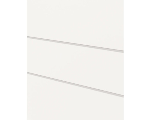 Close-up van witte horizontale wandpanelen met een gladde textuur.