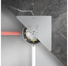 Doorsnede van een VitrA inbouwthermostaatkraan met inbouwdeel, symbolen voor bad en douche en aanduiding van 38 graden.