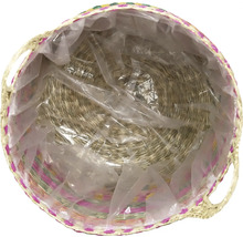 Gevlochten mand van natuurlijk materiaal met plastic voering, bovenaanzicht van de binnenkant met handgrepen aan de zijkant