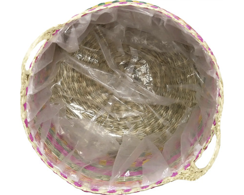 Gevlochten mand van natuurlijk materiaal met plastic voering, bovenaanzicht van de binnenkant met handgrepen aan de zijkant