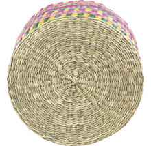 Ronde gevlochten mand van zeegras met gekleurde rand en spiraalvormig patroon.