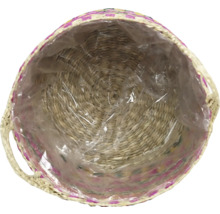 Gevlochten ronde plantenmand in natuurlijke kleuren met roze accenten, folie-inzet en handgrepen.