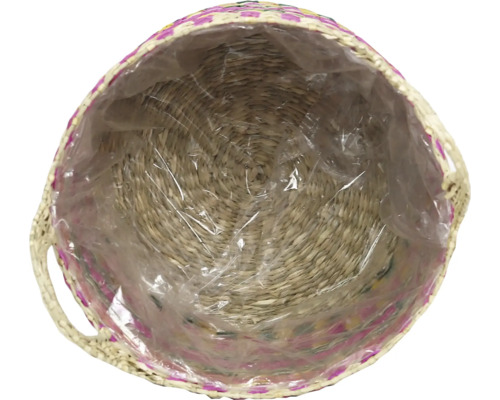 Gevlochten ronde plantenmand in natuurlijke kleuren met roze accenten, folie-inzet en handgrepen.