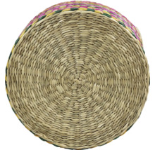 Ronde gevlochten mand van natuurlijk materiaal met een spiraalvormige bodem.