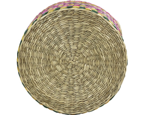 Ronde gevlochten mand van natuurlijk materiaal met een spiraalvormige bodem.