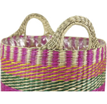 Gevlochten mand van zeegras met gekleurde strepen en twee handvatten, binnenzijde bekleed met kunststoffolie.