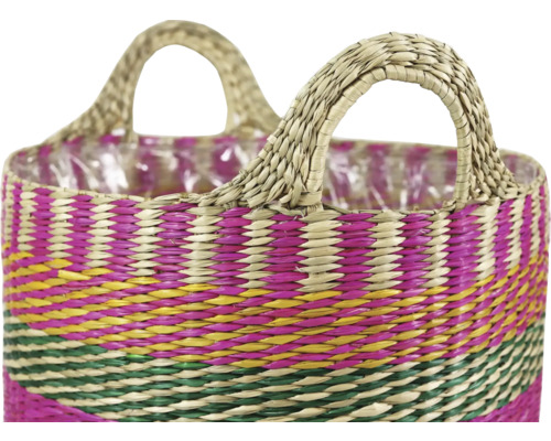 Gevlochten mand van zeegras met gekleurde strepen en twee handvatten, binnenzijde bekleed met kunststoffolie.