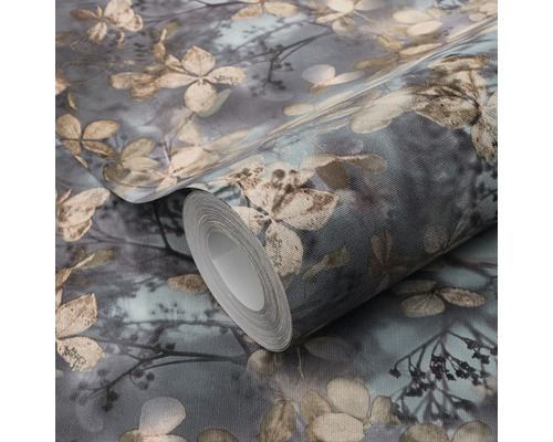 Vliesbehang met bloemenpatroon, hortensiabloemen en takken met textiele oppervlaktestructuur.