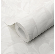 Witte vliesbehang met fijne weefstructuur en discreet bloemenpatroon met bladeren.