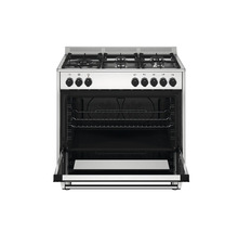 Vrijstaand gasfornuis van roestvrij staal met 5 branders en open oven met bakplaat en rooster.
