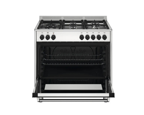 Vrijstaand gasfornuis van roestvrij staal met 5 branders en open oven met bakplaat en rooster.