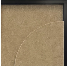 Wanddecoratie van gestructureerd materiaal met halfcirkelvormig element in een zwarte lijst.