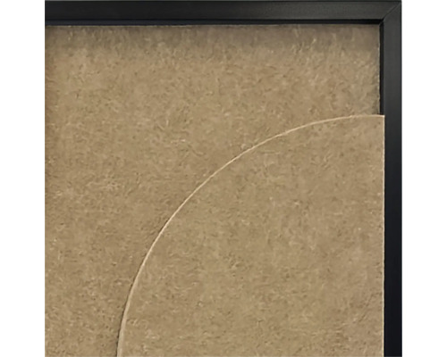 Wanddecoratie van gestructureerd materiaal met halfcirkelvormig element in een zwarte lijst.