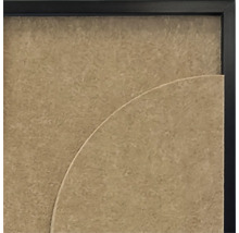 Detail van een zwarte fotolijst met een gestructureerd inzetstuk van houtmateriaal.