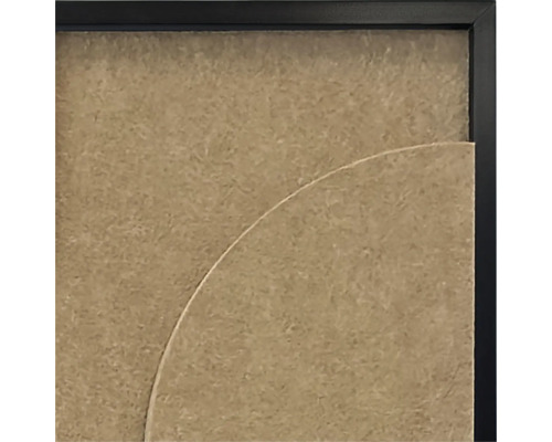 Detail van een zwarte fotolijst met een gestructureerd inzetstuk van houtmateriaal.