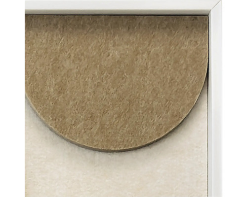 Close up van een wanddecoratie in een lijst met een gestructureerde halve cirkel van vezelachtig materiaal.
