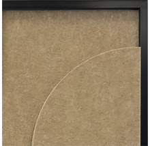 Detailopname van een wanddecoratie met een zwart frame en een gestructureerd oppervlak met een gebogen lijn.