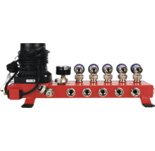 Vloerverwarmingsverdeler met geïntegreerde pomp, manometer en vijf aansluitingen op een rood metalen frame.