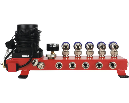Vloerverwarmingsverdeler met geïntegreerde pomp, manometer en vijf aansluitingen op een rood metalen frame.
