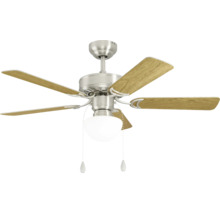 Plafondventilator met vijf bladen in houtlook, matmetalen behuizing en geïntegreerde lamp met trekschakelaar.