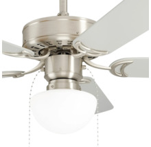 Plafondventilator met verlichting, vijf bladen, metalen behuizing, glazen kap en twee trekkoorden.