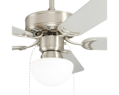 Plafondventilator met verlichting, vijf bladen, metalen behuizing, glazen kap en twee trekkoorden.
