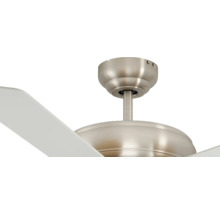 Plafondventilator met metalen behuizing en witte bladen.