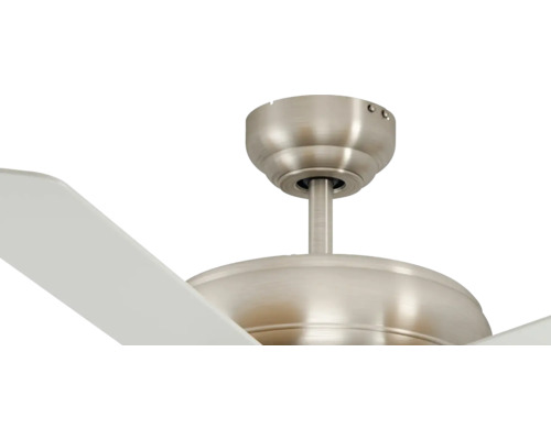 Plafondventilator met metalen behuizing en witte bladen.