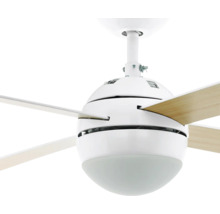 Moderne plafondventilator met geïntegreerde verlichting, witte behuizing en vier bladen in lichte houtoptiek.