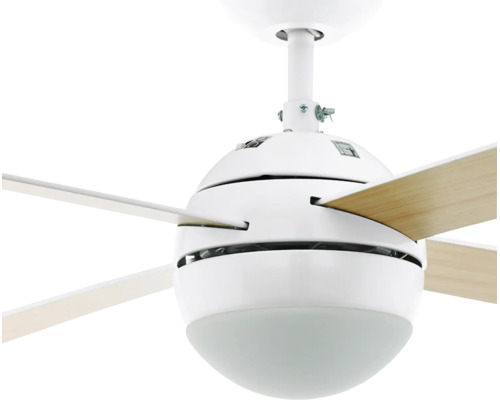 Moderne plafondventilator met geïntegreerde verlichting, witte behuizing en vier bladen in lichte houtoptiek.