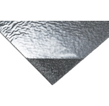 Zelfklevende isolatieplaat met gestructureerd aluminium oppervlak en donkere onderlaag van vilt of steenwol.