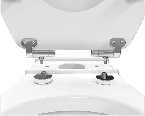 Detailopname van de verchroomde metalen scharnieren voor de bevestiging van een toiletzitting op een wit toilet.