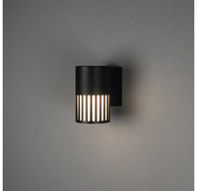 Cilindrische buitenwandlamp in zwart met verticale lichtsleuven en warm licht.