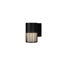 Zwarte, cilindrische wandlamp van metaal met verticale lichtgleuven aan de onderzijde.