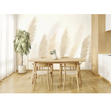 Lichte eetkamer met fotobehang van grote pampasgrassen, een houten tafel met stoelen en een houten vloer.