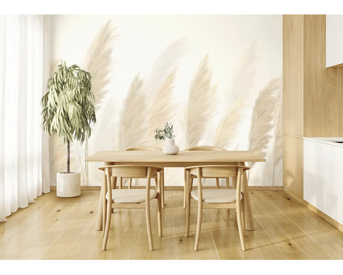 Lichte eetkamer met fotobehang van grote pampasgrassen, een houten tafel met stoelen en een houten vloer.