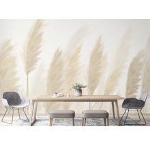 Fotobehang met grote, lichte pluimen pampasgras in een modern ingerichte eetkamer met houten tafel en grijze stoelen.