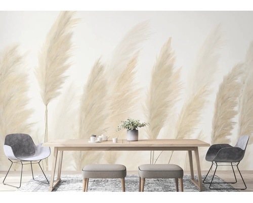 Fotobehang met grote, lichte pluimen pampasgras in een modern ingerichte eetkamer met houten tafel en grijze stoelen.