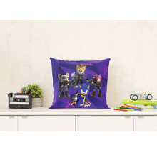 Sierkussen met Sonic Prime-personages op dressoir met kleine plant, bureau-organizer, boeken en speelgoedauto in een lichte omgeving.