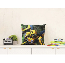 Vierkant sierkussen met het Transformers personage Bumblebee op een wit dressoir in een lichte kinderkamer.
