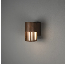 Cilindrische buitenwandlamp van brons met verticale lichtsleuven.